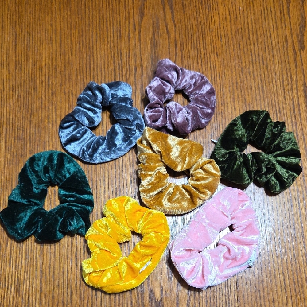 Hidden Pocket 7 Velvet Scrunchies Set in Assorted Colors